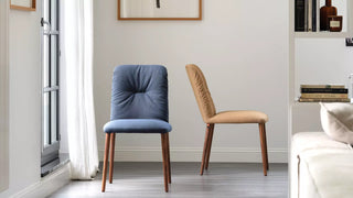 Photo d'ambiance d'une chaise Mobitec Aura bleue et d'une camel