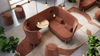 Photo d'ambiance d'un lounge avec canapé, fauteuils et poufs Mobitec Bolero terracotta, vue de dessus