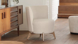 Photo d'ambiance d'un fauteuil Mobitec Bolero crème avec pouf rond près d'un buffet en bois