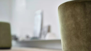 Détail d'un pouf Mobitec Bolero en velours vert