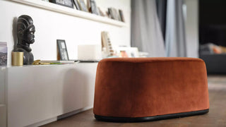Photo d'ambiance d'un pouf ovale Mobitec Bolero rouille dans un salon