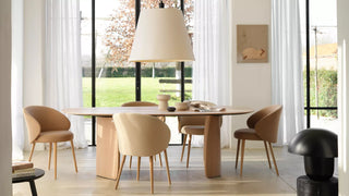 Photo d'ambiance de chaises Mobitec Neo camel autour d'une table ronde en bois avec grande suspension