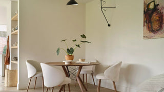 Photo d'ambiance de chaises Mobitec Neo crème autour d'une table ronde en bois dans un salon
