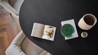 Détail d'une table ovale noire avec chaise Mobitec Saga, vue de dessus
