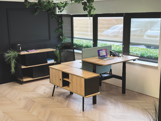 Alto manager zit-sta tafel