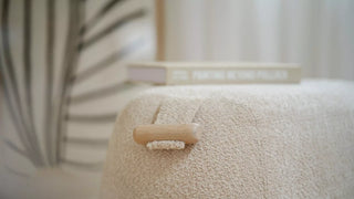 Détail d'un pouf Mobitec Thalia en bouclette écrue avec poignée en bois