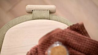 Détail du plateau en bois sur un pouf Mobitec Thalia avec poignée