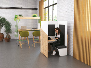 Cabine de travail Buronomic Calme avec banquette en Timber, blanc et gris carbone