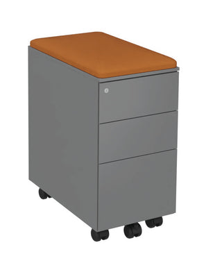Buronomic Paisible slim ladeblok in aluminium met oranje stoffen zitkussen, schuin vooraanzicht