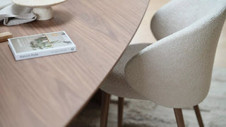 Détail de la coque beige de la chaise Mobitec Neo à une table en bois